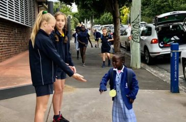 SJ - SENIOR STUDENTS PROVIDE A WELCOME
